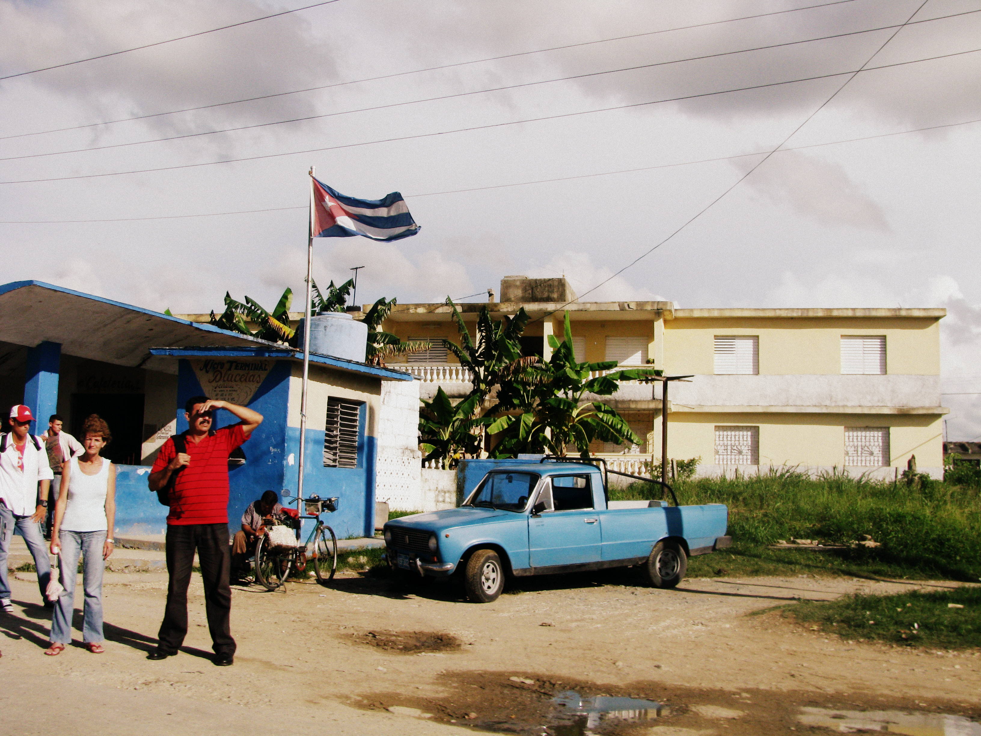 ¿Qué va a traer el futuro? Los cubanos esperando en el Punto de Recogida. 