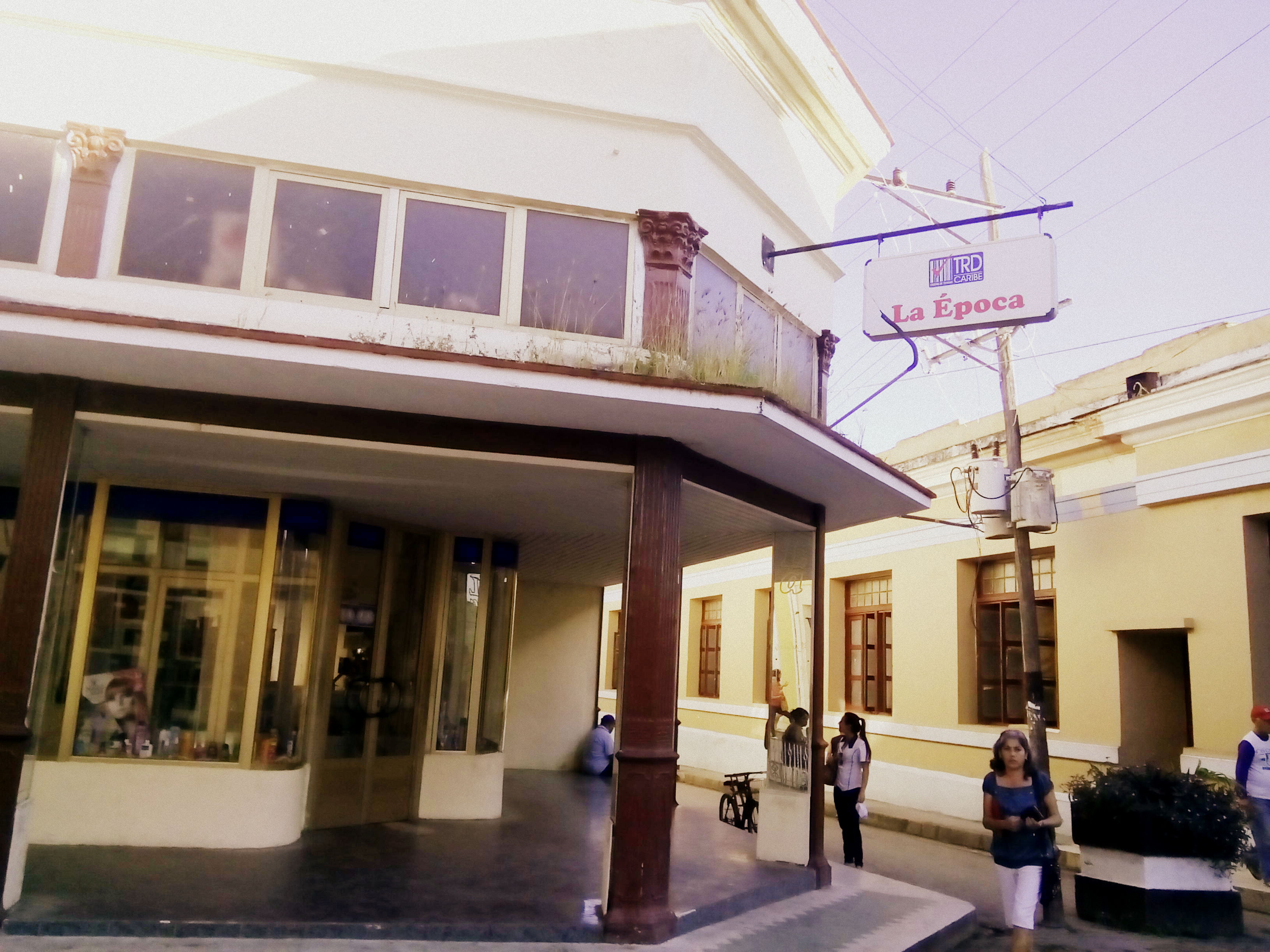Tienda Recaudadora de Divisa (TRD) in Santa Clara, Cuba.