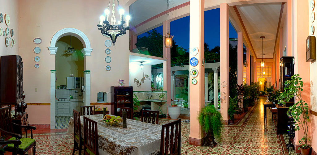 Comedor y patio interior de la casa particular Auténtica Pérgola en Santa Clara.