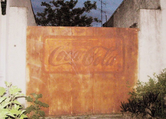 Un vestigio de capitalismo encontrado en Santa Clara. Es una de las paredes de una fábrica de Coca-Cola de los años 50!
