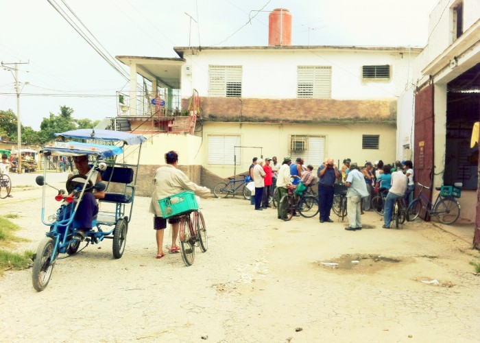 Los cubanos haciendo cola para comprar productos en CUP, Santa Clara.