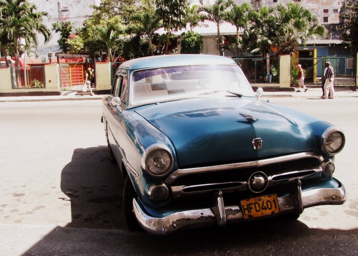 Un típico Ford de los 50. Los carros antiguos son conocidos en Cuba como "almendrones".