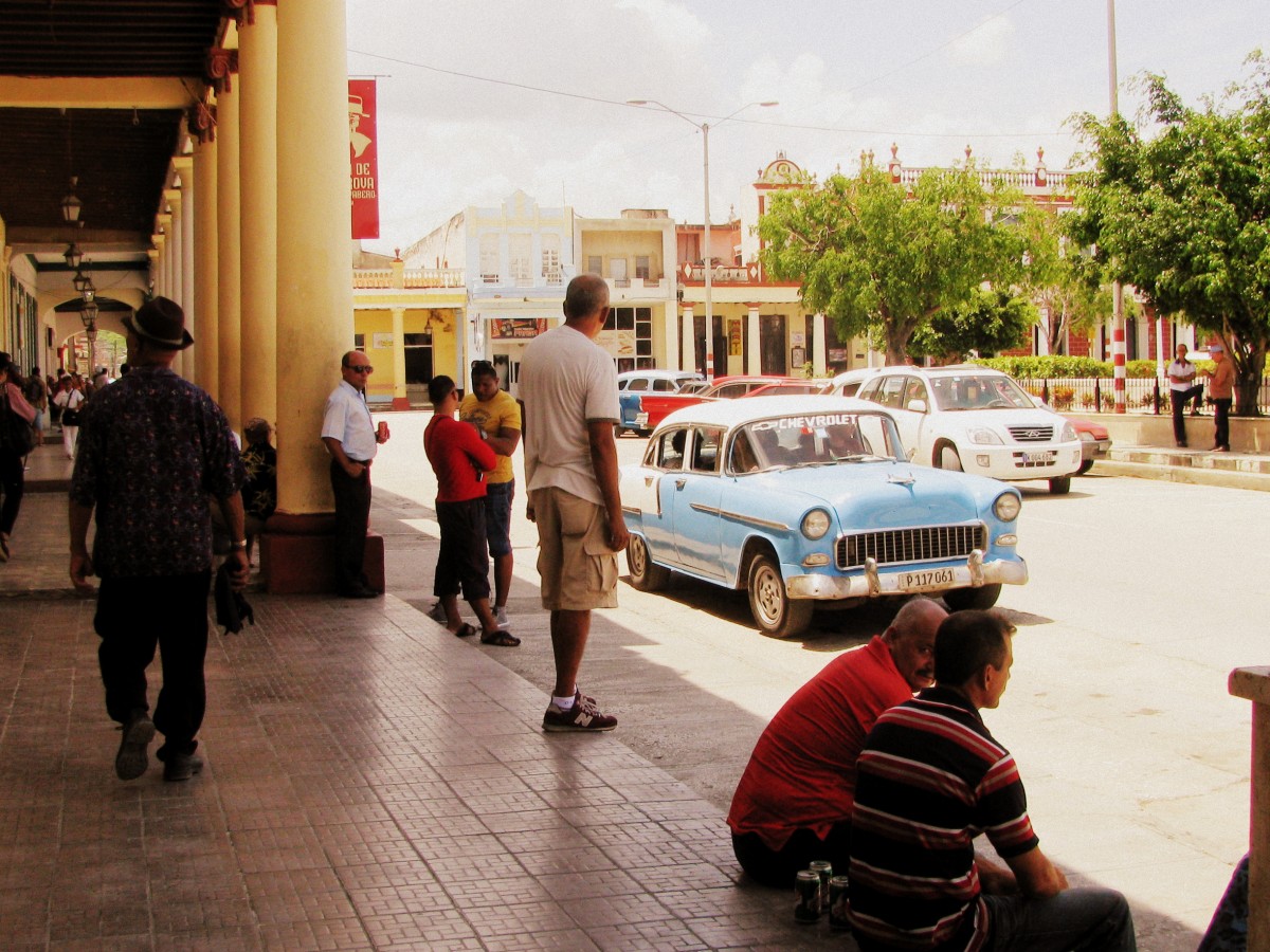 Daily life in Holguín, the city of parks.